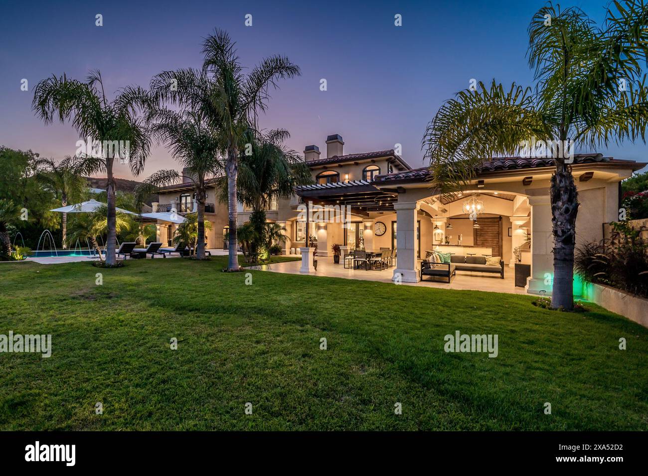 Una vista esterna di una casa lussuosa a Hidden Hills, California. Foto Stock