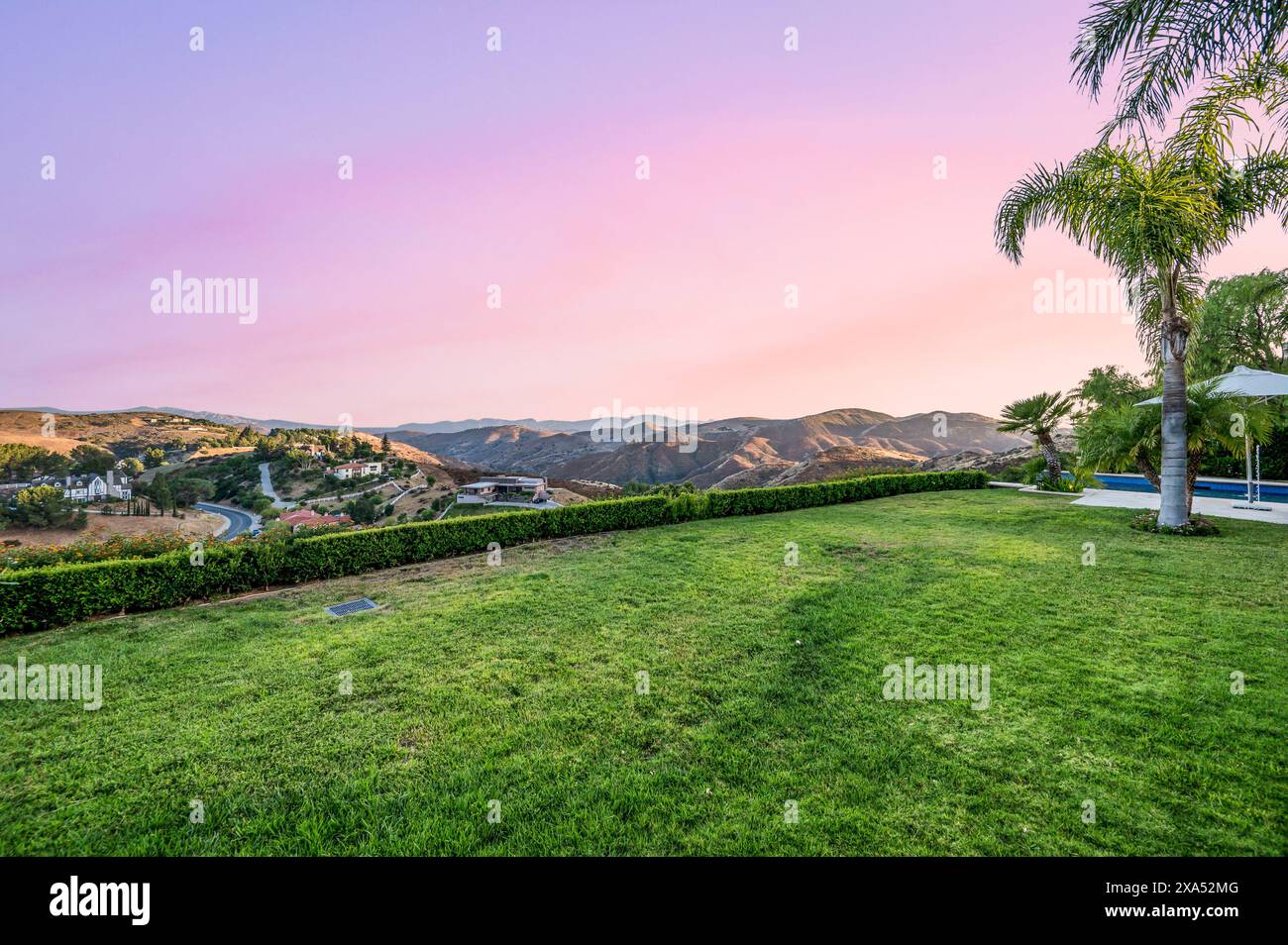Una vista esterna di una casa lussuosa a Hidden Hills, California. Foto Stock