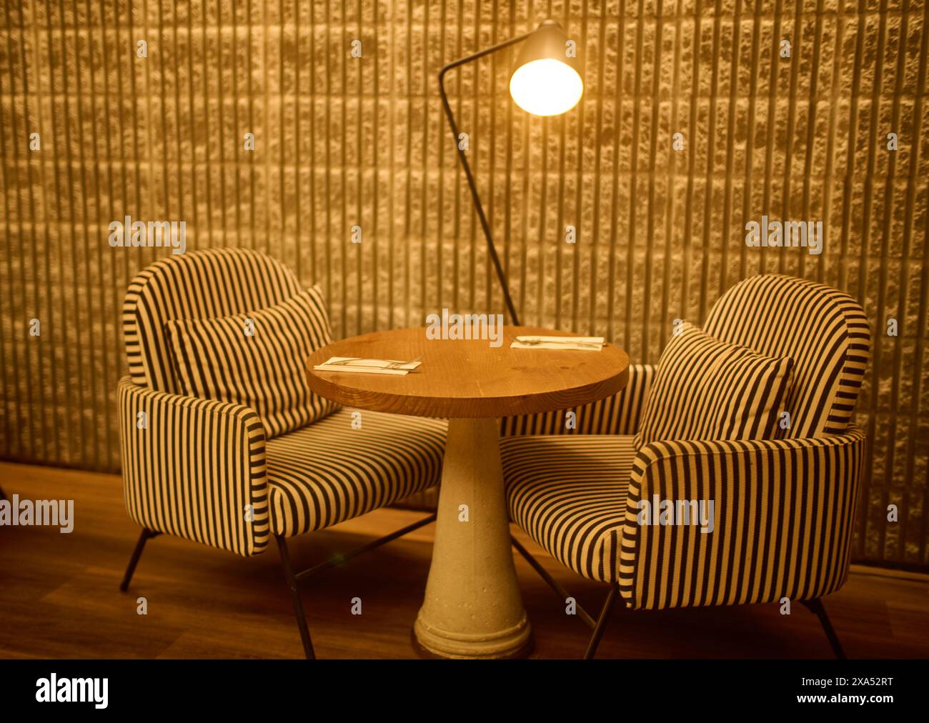 Un elegante tavolo e sedie in una camera elegante a Madrid, Spagna Foto Stock