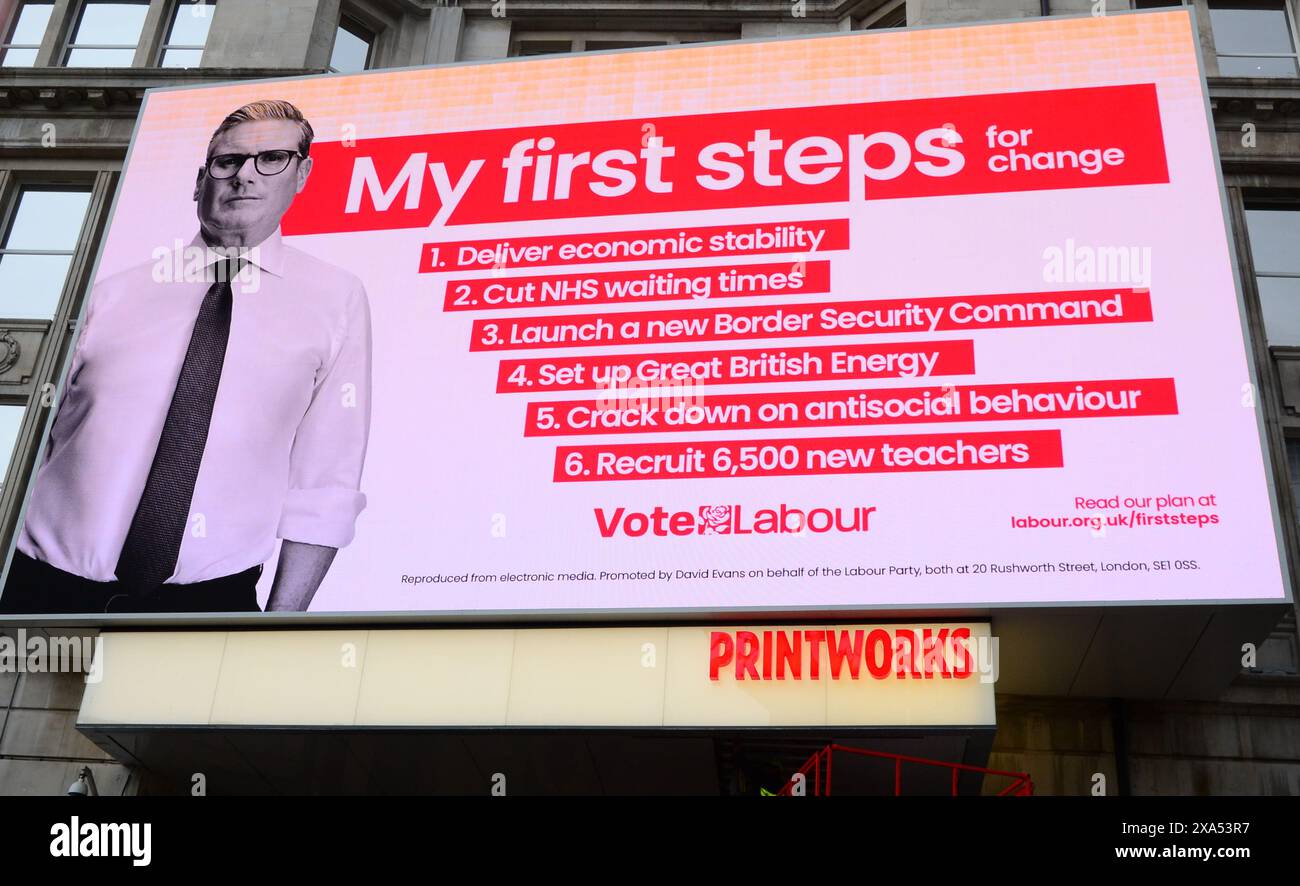 Cartellone elettronico a Manchester, Regno Unito, elenca il partito laburista "i miei primi passi per il cambiamento" con una foto di Sir Keir Starmer deputato Foto Stock