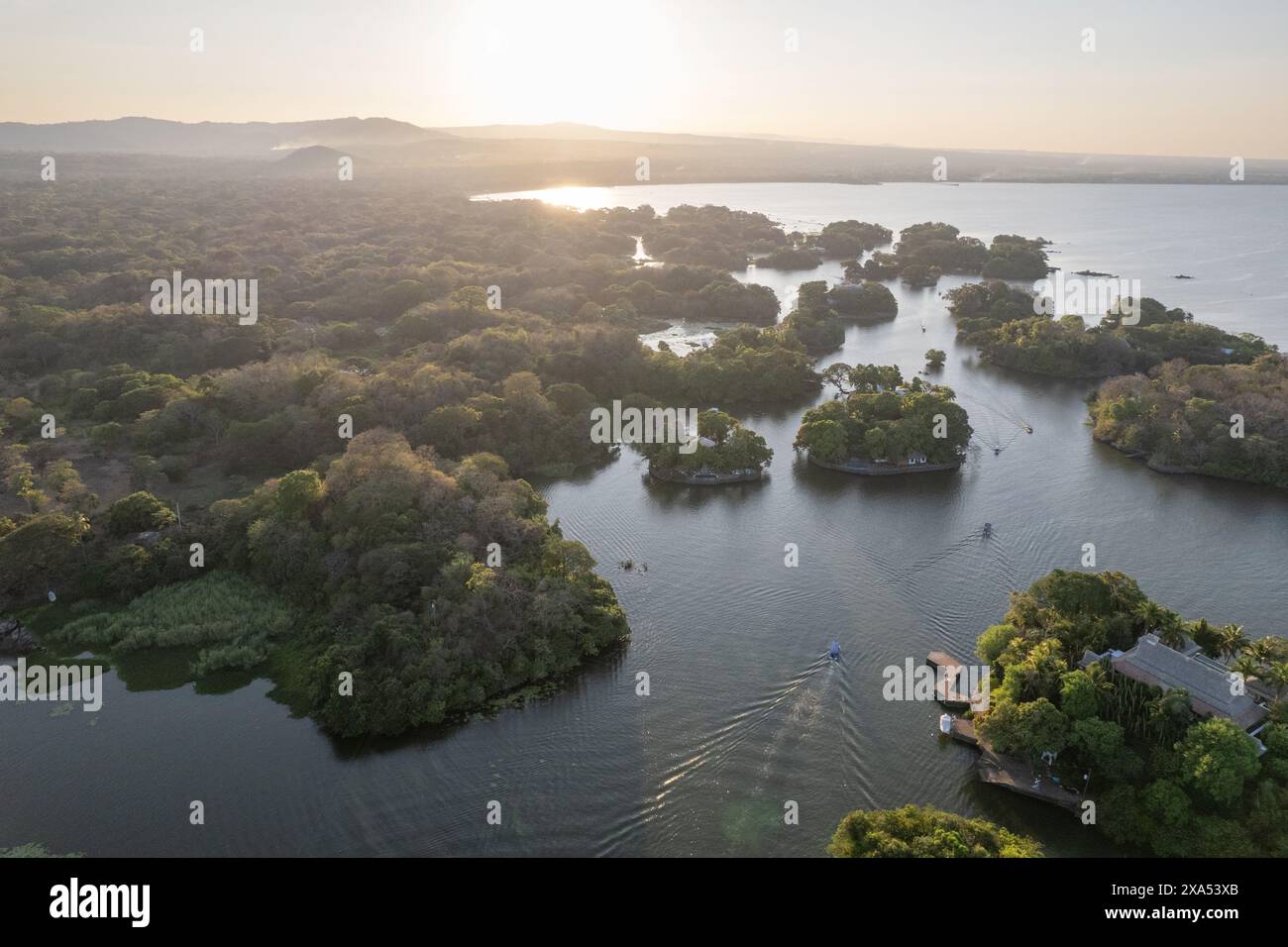 Tour in barca nel parco nazionale del Nicaragua vista aerea con drone Foto Stock