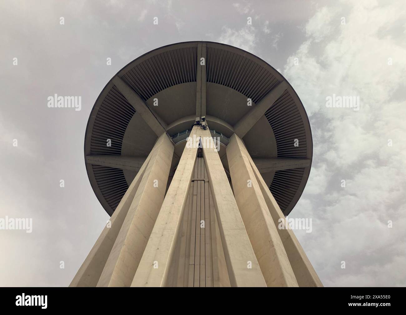 Italia, Roma - 1 aprile 2024: Torre piezometrica nel quartiere EUR con ristorante panoramico il fungo in cima Foto Stock