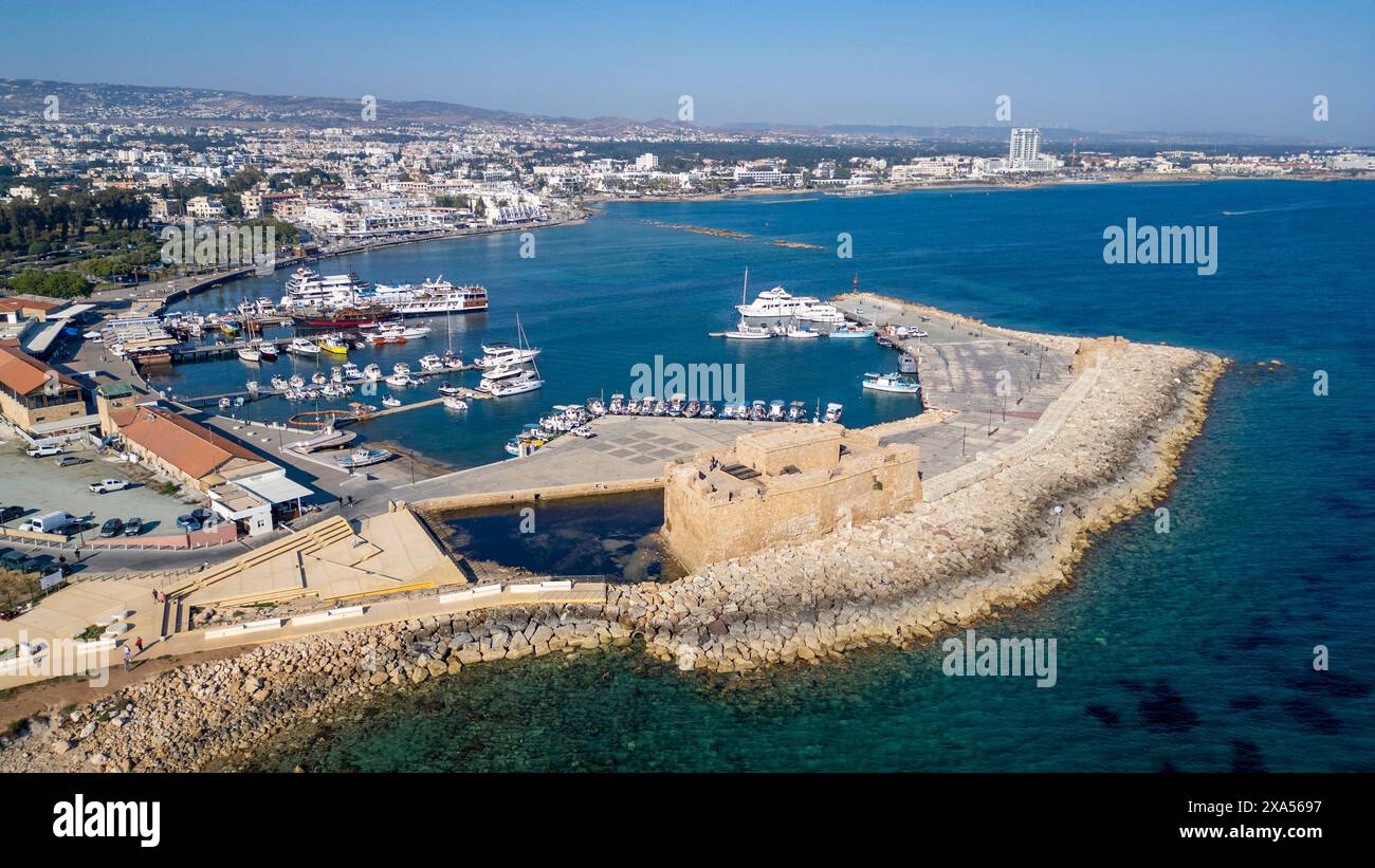 Vista aerea del porto di Paphos e del forte di Paphos, Repubblica di Cipro Foto Stock
