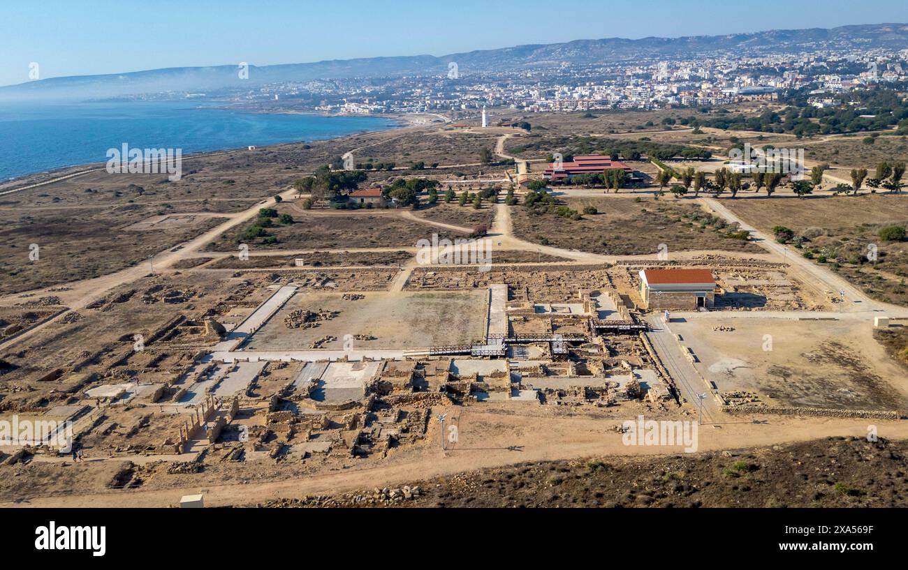 Veduta aerea del parco archeologico di Paphos e del faro, Paphos, Cipro. Foto Stock