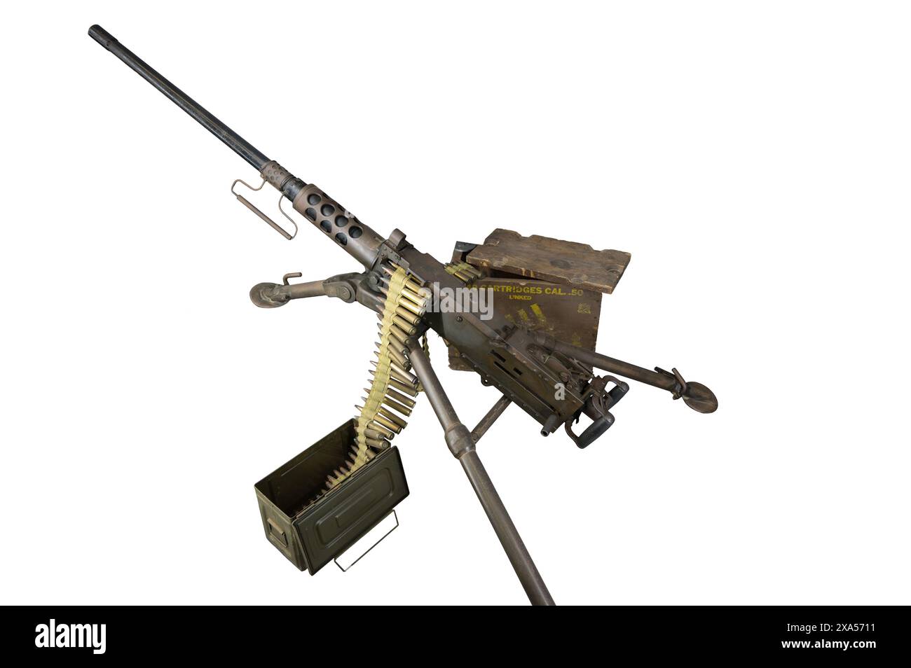 Dettaglio di una mitragliatrice Browning m2 M2HB 50 della seconda guerra mondiale su sfondo bianco Foto Stock
