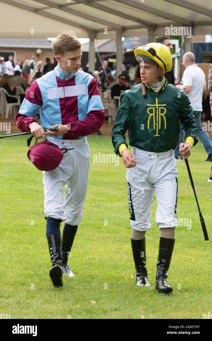 Windsor, Regno Unito. 3 giugno 2024. I fantini Harry Davies (L) e George Rooke (R) si dirigono a gareggiare nelle scuderie britanniche Stallion EBF Novice Stakes presso l'ippodromo Royal Windsor di Windsor, Berkshire, alle gare del lunedì sera retro Explosion degli anni '80. Crediti: Maureen McLean/Alamy Live News Foto Stock