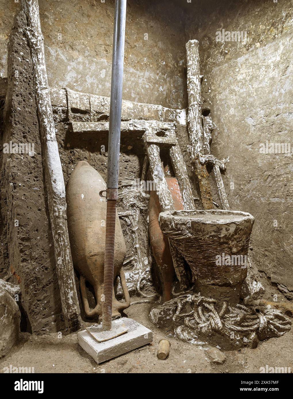 Gli strumenti di Carpenter sono stati scoperti in una Villa romana del quartiere servile di Civita Giuliana nel sobborgo dell'antica città di Pompei, Italia nel maggio 2024. La stanza contiene un letto, oltre a utensili da lavoro e quello che sembra essere un telaio, forse di un altro letto, smontato: Cesti, una lunga fune, pezzi di legno, e una sega con lama, che non sembra molto diversa dalle tradizionali seghe utilizzate fino a poco tempo fa, sono riconosciuti. Anche un pezzo di corda è stato identificato come un'impronta nel terreno, che lo teneva sotto tensione. La camera era eccezionalmente ben conservata ed era po Foto Stock