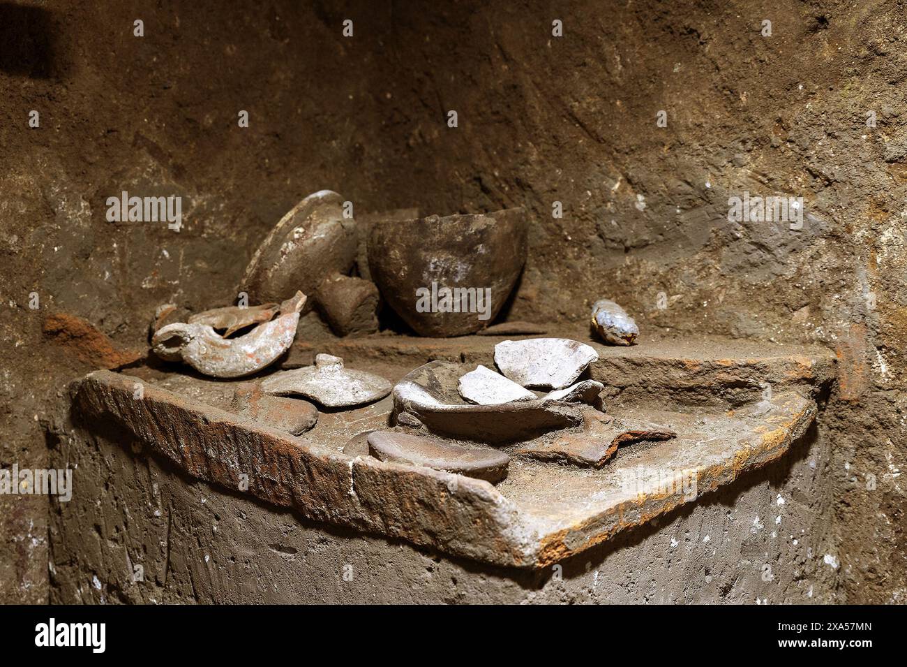 Gli strumenti di Carpenter sono stati scoperti in una Villa romana del quartiere servile di Civita Giuliana nel sobborgo dell'antica città di Pompei, Italia nel maggio 2024. La stanza contiene un letto, oltre a utensili da lavoro e quello che sembra essere un telaio, forse di un altro letto, smontato: Cesti, una lunga fune, pezzi di legno, e una sega con lama, che non sembra molto diversa dalle tradizionali seghe utilizzate fino a poco tempo fa, sono riconosciuti. Anche un pezzo di corda è stato identificato come un'impronta nel terreno, che lo teneva sotto tensione. La camera era eccezionalmente ben conservata ed era po Foto Stock