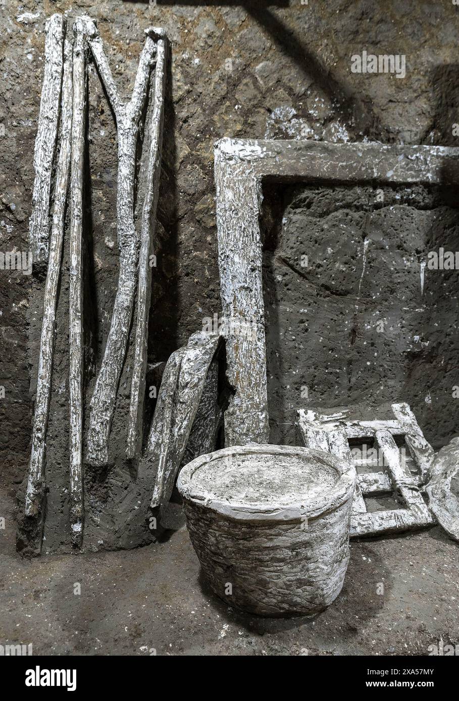 Gli strumenti di Carpenter sono stati scoperti in una Villa romana del quartiere servile di Civita Giuliana nel sobborgo dell'antica città di Pompei, Italia nel maggio 2024. La stanza contiene un letto, oltre a utensili da lavoro e quello che sembra essere un telaio, forse di un altro letto, smontato: Cesti, una lunga fune, pezzi di legno, e una sega con lama, che non sembra molto diversa dalle tradizionali seghe utilizzate fino a poco tempo fa, sono riconosciuti. Anche un pezzo di corda è stato identificato come un'impronta nel terreno, che lo teneva sotto tensione. La camera era eccezionalmente ben conservata ed era po Foto Stock