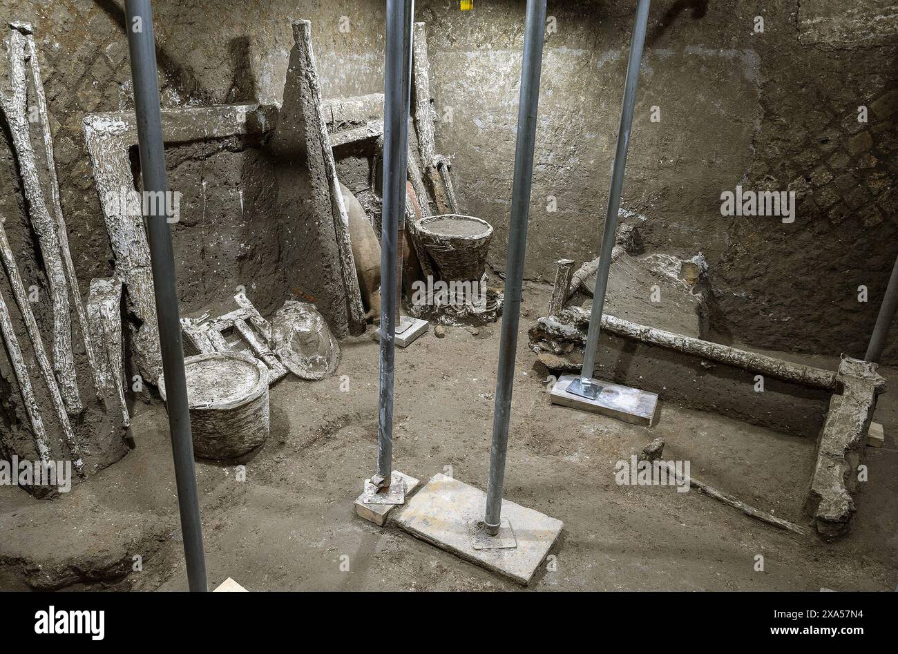 Gli strumenti di Carpenter sono stati scoperti in una Villa romana del quartiere servile di Civita Giuliana nel sobborgo dell'antica città di Pompei, Italia nel maggio 2024. La stanza contiene un letto, oltre a utensili da lavoro e quello che sembra essere un telaio, forse di un altro letto, smontato: Cesti, una lunga fune, pezzi di legno, e una sega con lama, che non sembra molto diversa dalle tradizionali seghe utilizzate fino a poco tempo fa, sono riconosciuti. Anche un pezzo di corda è stato identificato come un'impronta nel terreno, che lo teneva sotto tensione. La camera era eccezionalmente ben conservata ed era po Foto Stock
