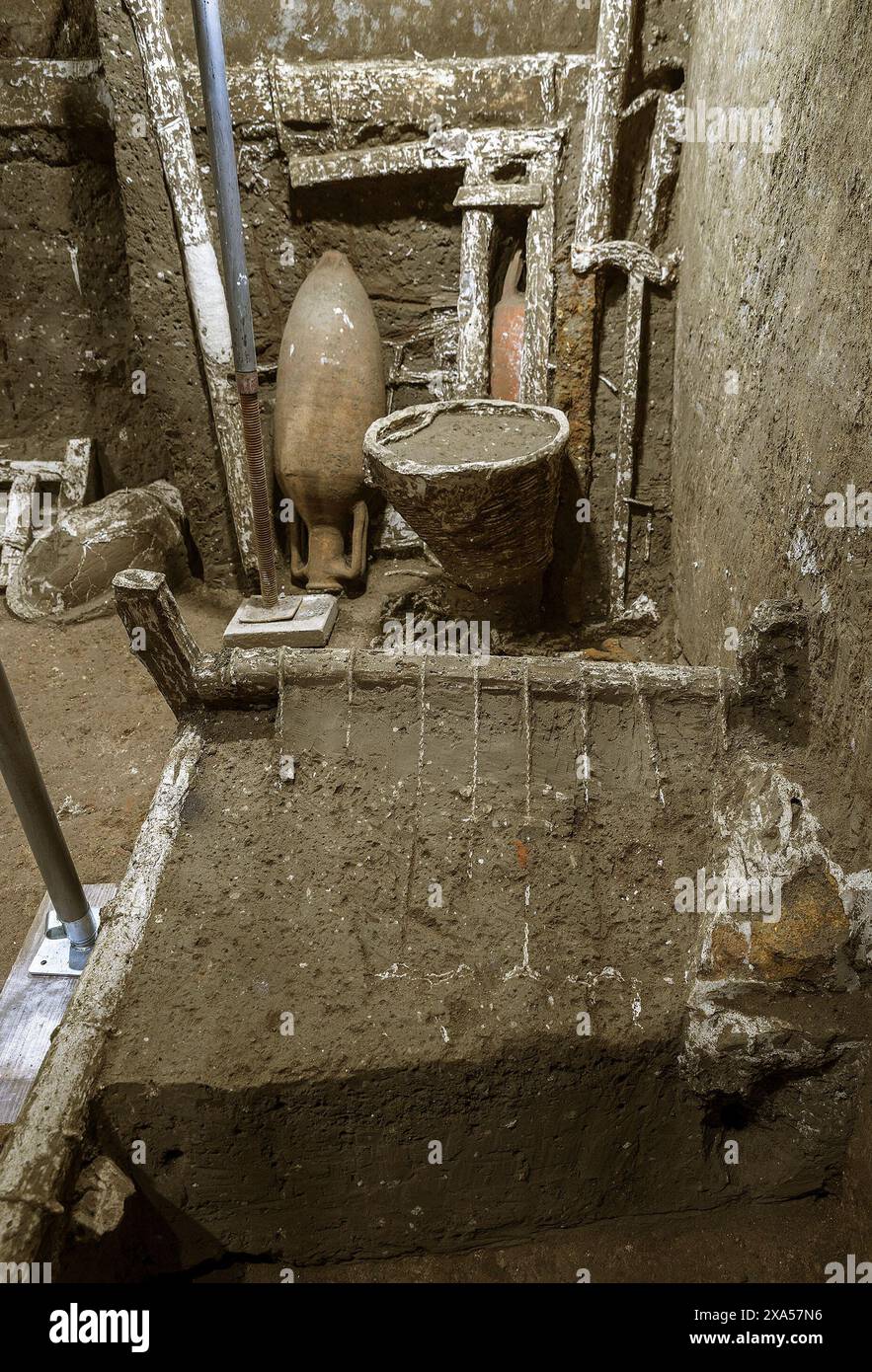 Gli strumenti di Carpenter sono stati scoperti in una Villa romana del quartiere servile di Civita Giuliana nel sobborgo dell'antica città di Pompei, Italia nel maggio 2024. La stanza contiene un letto, oltre a utensili da lavoro e quello che sembra essere un telaio, forse di un altro letto, smontato: Cesti, una lunga fune, pezzi di legno, e una sega con lama, che non sembra molto diversa dalle tradizionali seghe utilizzate fino a poco tempo fa, sono riconosciuti. Anche un pezzo di corda è stato identificato come un'impronta nel terreno, che lo teneva sotto tensione. La camera era eccezionalmente ben conservata ed era po Foto Stock