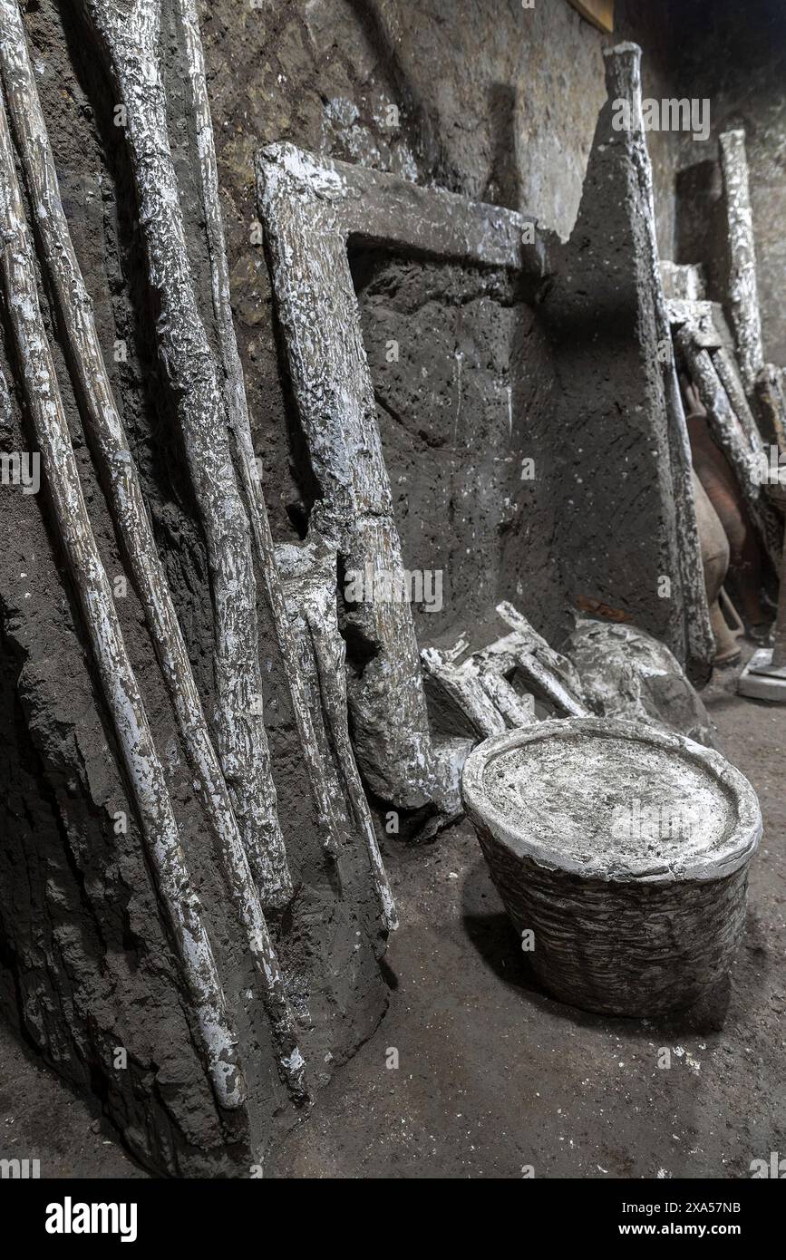 Gli strumenti di Carpenter sono stati scoperti in una Villa romana del quartiere servile di Civita Giuliana nel sobborgo dell'antica città di Pompei, Italia nel maggio 2024. La stanza contiene un letto, oltre a utensili da lavoro e quello che sembra essere un telaio, forse di un altro letto, smontato: Cesti, una lunga fune, pezzi di legno, e una sega con lama, che non sembra molto diversa dalle tradizionali seghe utilizzate fino a poco tempo fa, sono riconosciuti. Anche un pezzo di corda è stato identificato come un'impronta nel terreno, che lo teneva sotto tensione. La camera era eccezionalmente ben conservata ed era po Foto Stock