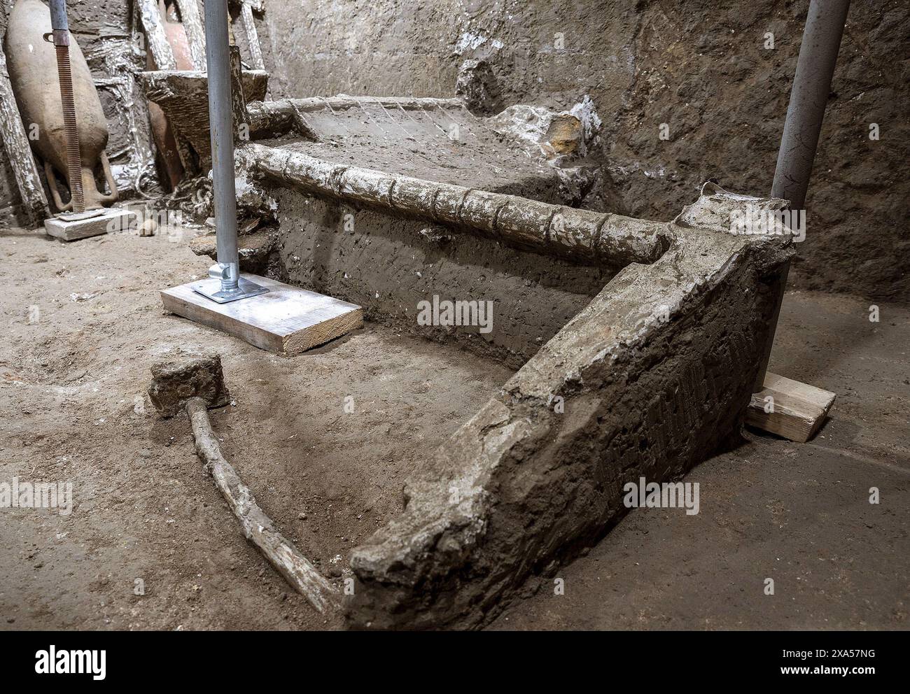 Gli strumenti di Carpenter sono stati scoperti in una Villa romana del quartiere servile di Civita Giuliana nel sobborgo dell'antica città di Pompei, Italia nel maggio 2024. La stanza contiene un letto, oltre a utensili da lavoro e quello che sembra essere un telaio, forse di un altro letto, smontato: Cesti, una lunga fune, pezzi di legno, e una sega con lama, che non sembra molto diversa dalle tradizionali seghe utilizzate fino a poco tempo fa, sono riconosciuti. Anche un pezzo di corda è stato identificato come un'impronta nel terreno, che lo teneva sotto tensione. La camera era eccezionalmente ben conservata ed era po Foto Stock
