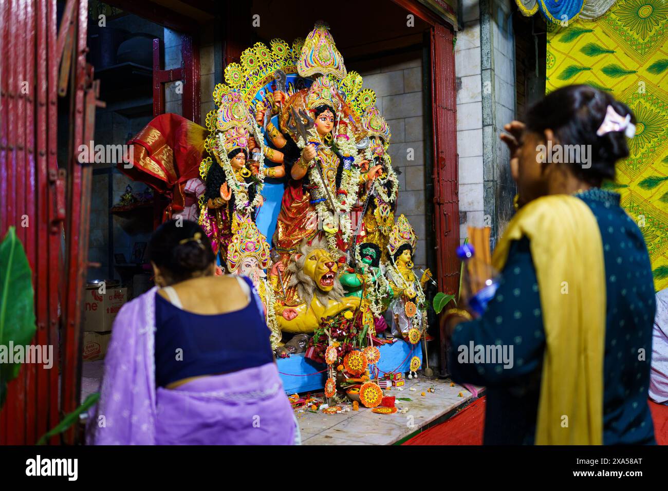 Kolkata, India - 20 ottobre 2024: I Pandali con le riproduzioni della dea Durga sono visti nel centro della città durante le celebrazioni di Durga Puja, un anno Foto Stock