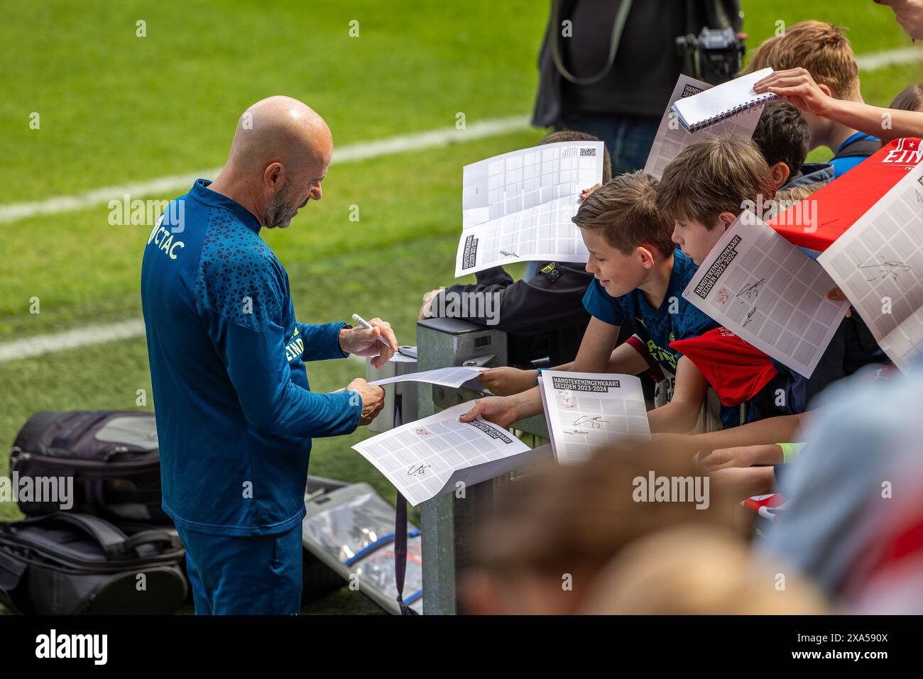 La squadra di calcio olandese del PSV EINDHOVEN con l'allenatore Peter Bosz e i giovani tifosi che firmano autografi nello stadio Philips Foto Stock