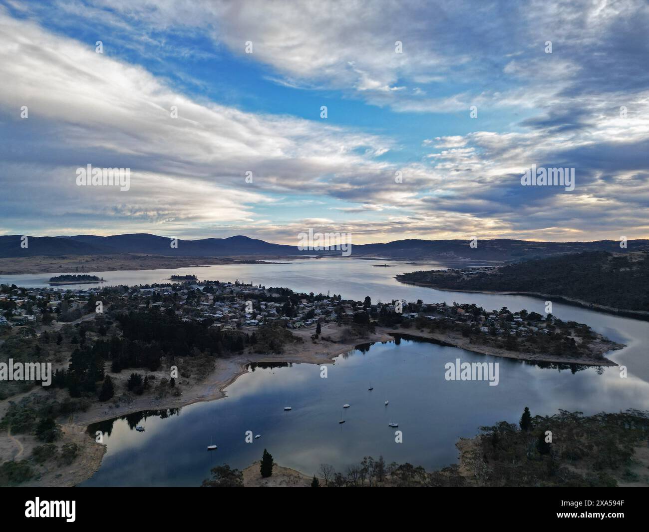 Una vista aerea dell'alba sul Lago Jindabyne nel NSW, Australia. Foto Stock