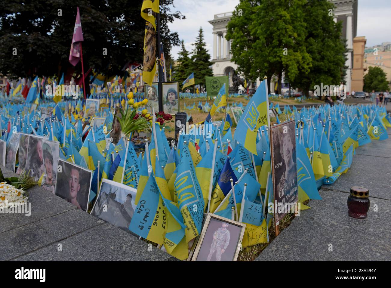 Un'enorme esposizione commemorativa di bandiere ucraine che portano i nomi dei soldati caduti della guerra in Ucraina, Maiden Square, Kiev, maggio 2024 Foto Stock