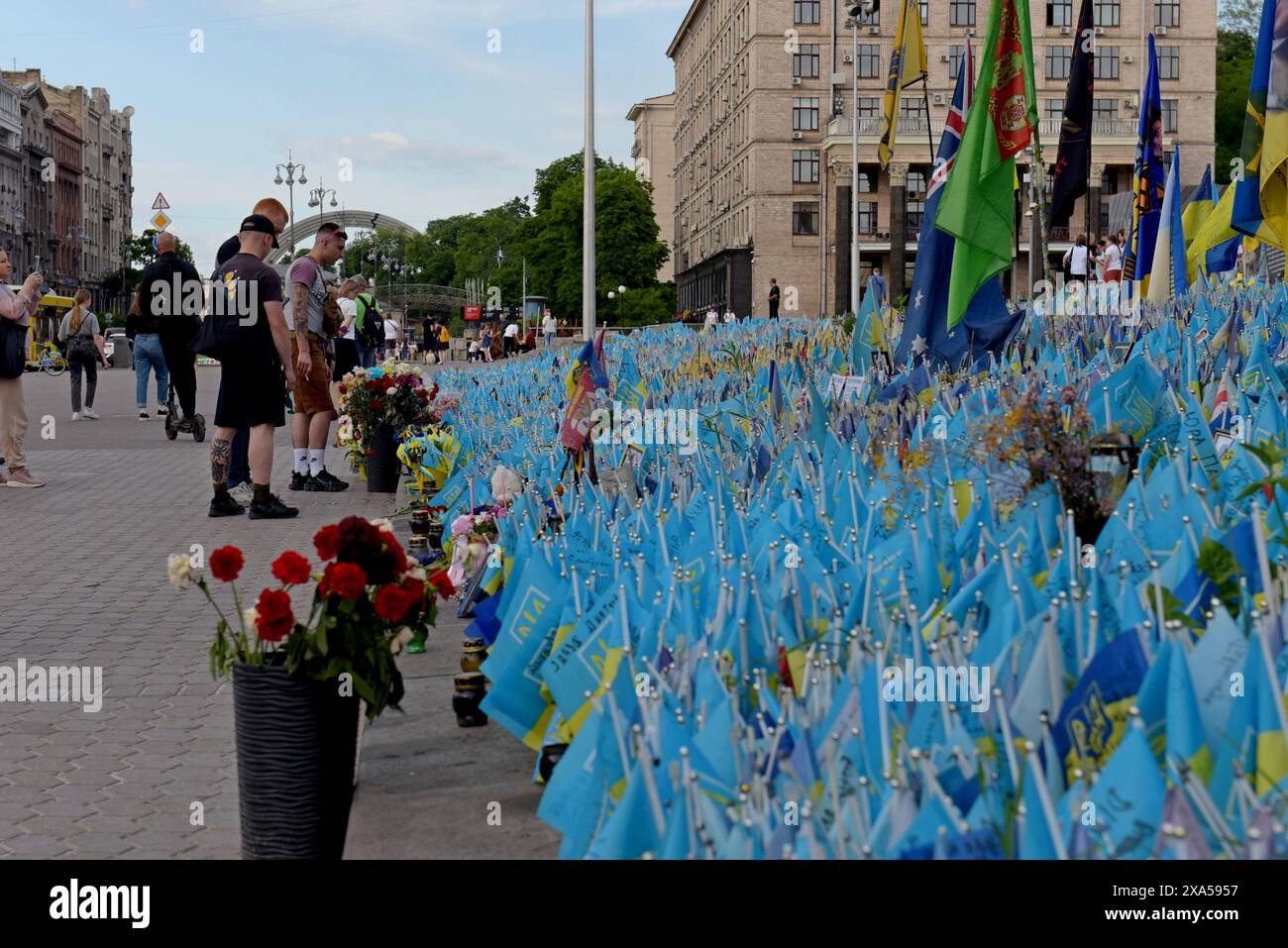 Persone che guardano un'enorme esposizione commemorativa di bandiere ucraine che portano i nomi dei soldati caduti della guerra in Ucraina, Maiden Square, Kiev, maggio 2024 Foto Stock