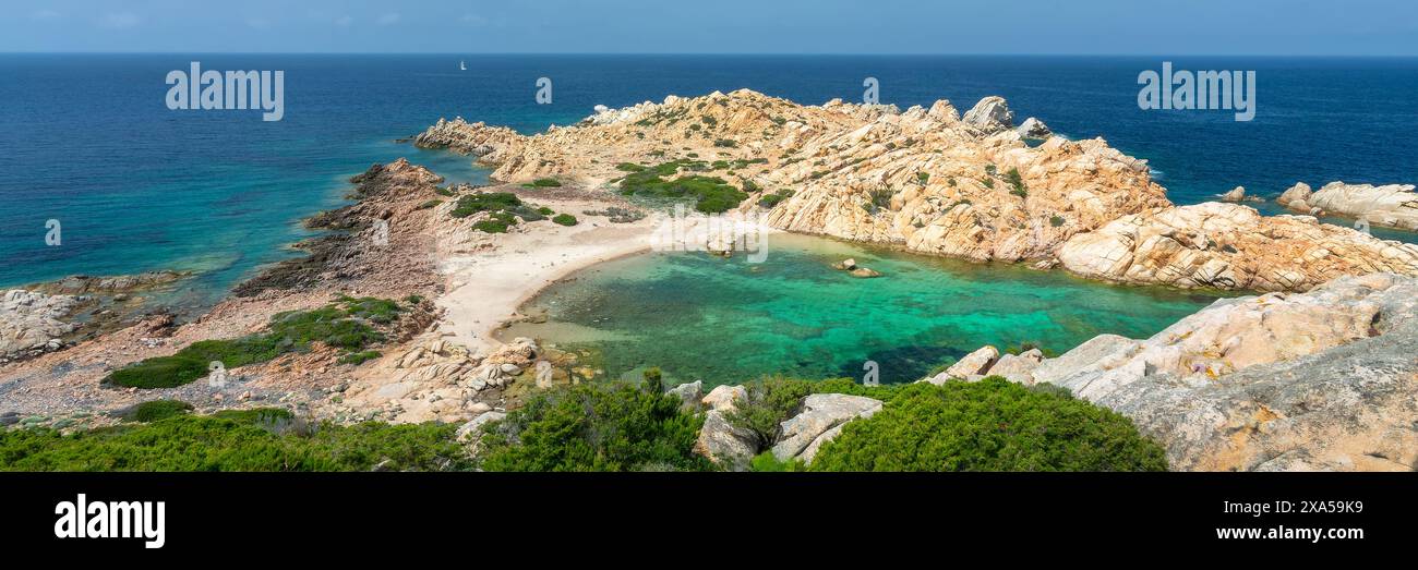 Spiaggia di Cala Cruceta, insenatura panoramica sulla costa rocciosa dell'isola di Caprera, panorama dell'arcipelago della Maddalena, banner web in Sardegna Foto Stock