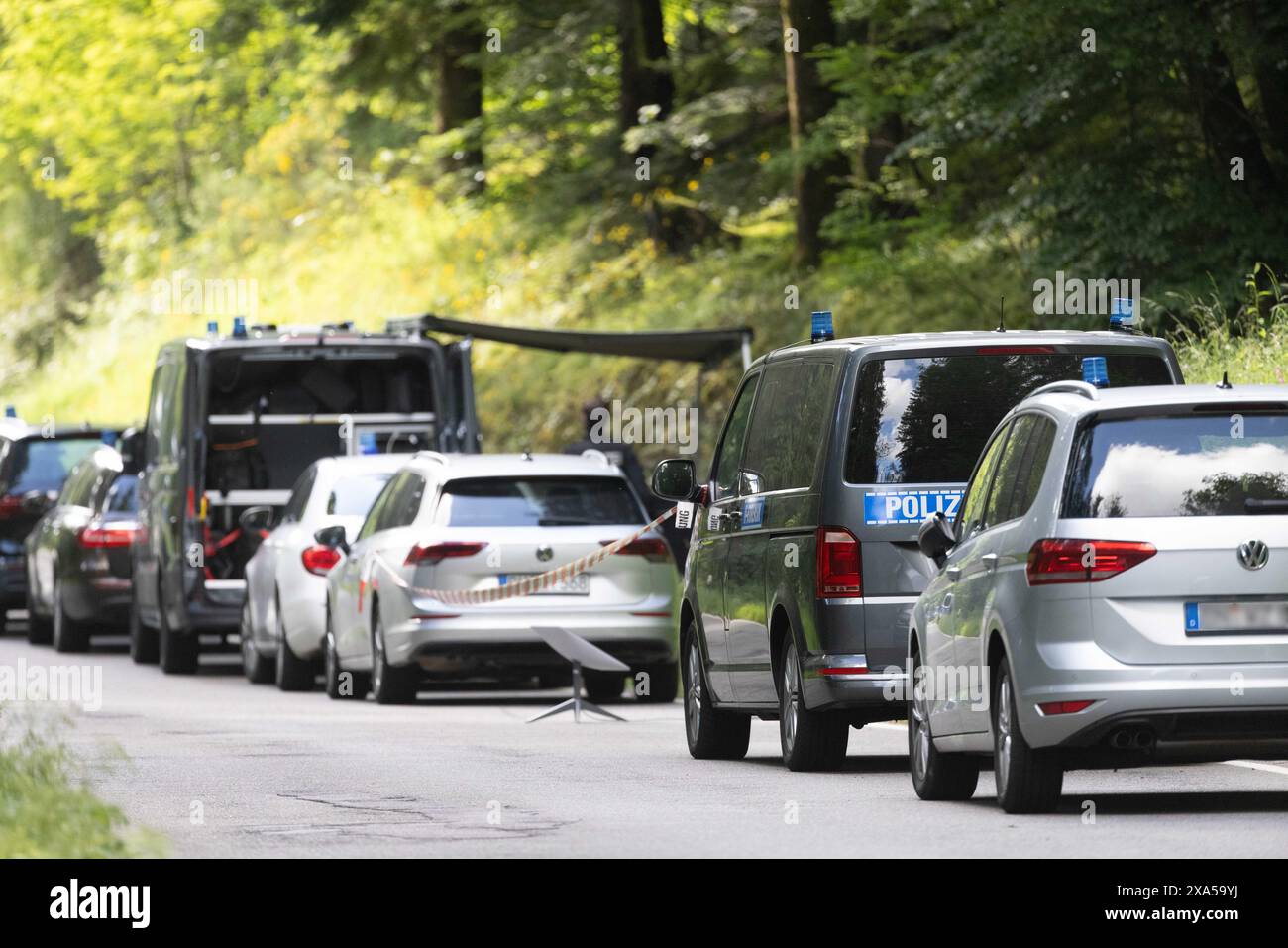 Bad Teinach Zavelstein, Germania. 4 giugno 2024. I veicoli della polizia sono parcheggiati su una strada vicino a Bad Teinach. Secondo i media, l'operazione si dice sia una perquisizione nell'ambito dell'indagine sul sospetto "Reichsbürger" intorno al principe Reuß. Crediti: Philipp von Ditfurth/dpa/Alamy Live News Foto Stock