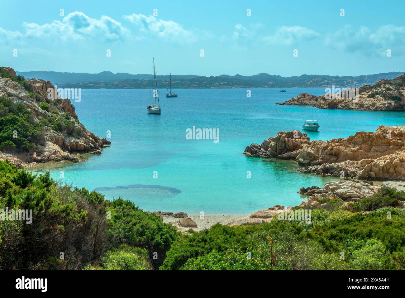 Vista della spiaggia di Cala Napoletana, insenatura panoramica sulla costa rocciosa dell'isola di Caprera, dell'arcipelago della Maddalena e del paesaggio della Sardegna Foto Stock