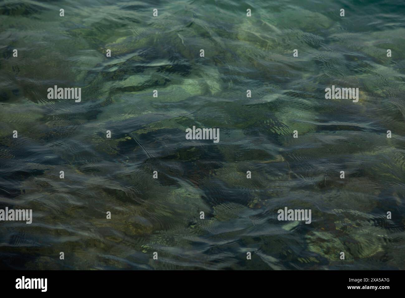 Una vista serena delle onde dell'oceano calme in una giornata di sole Foto Stock