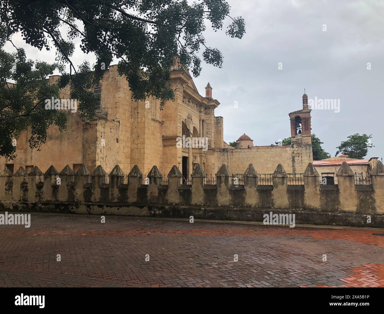 Un castello circondato da alberi nella Repubblica Dominicana Foto Stock