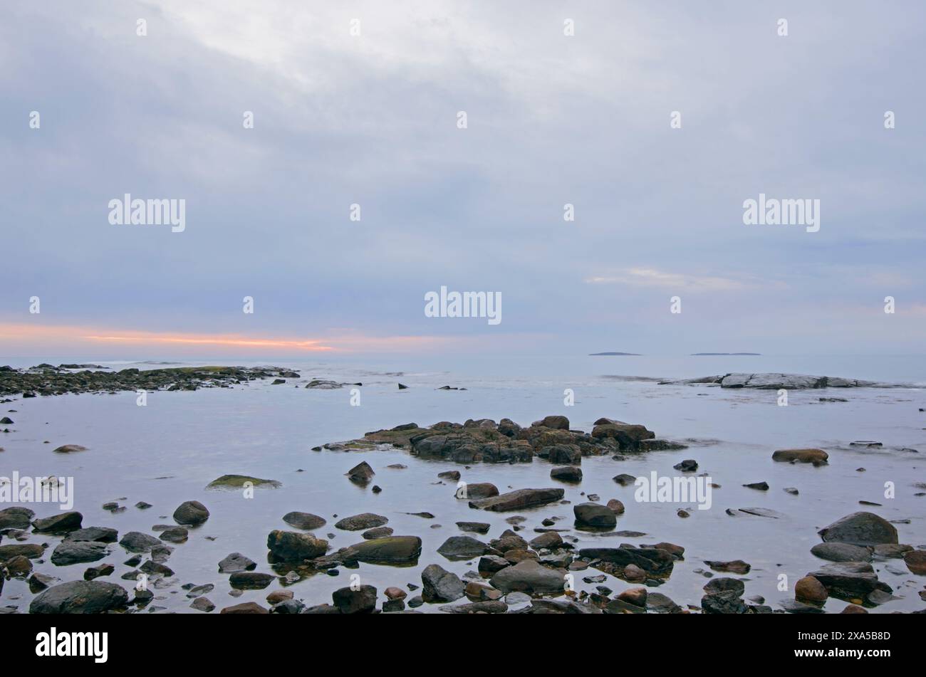 Alba sull'oceano. Dicembre nel Parco Nazionale dell'Acadia, Maine, Stati Uniti. Foto Stock