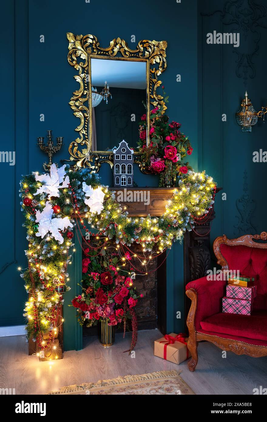Decorazioni natalizie con decorazioni natalizie e caminetto interno. Foto Stock