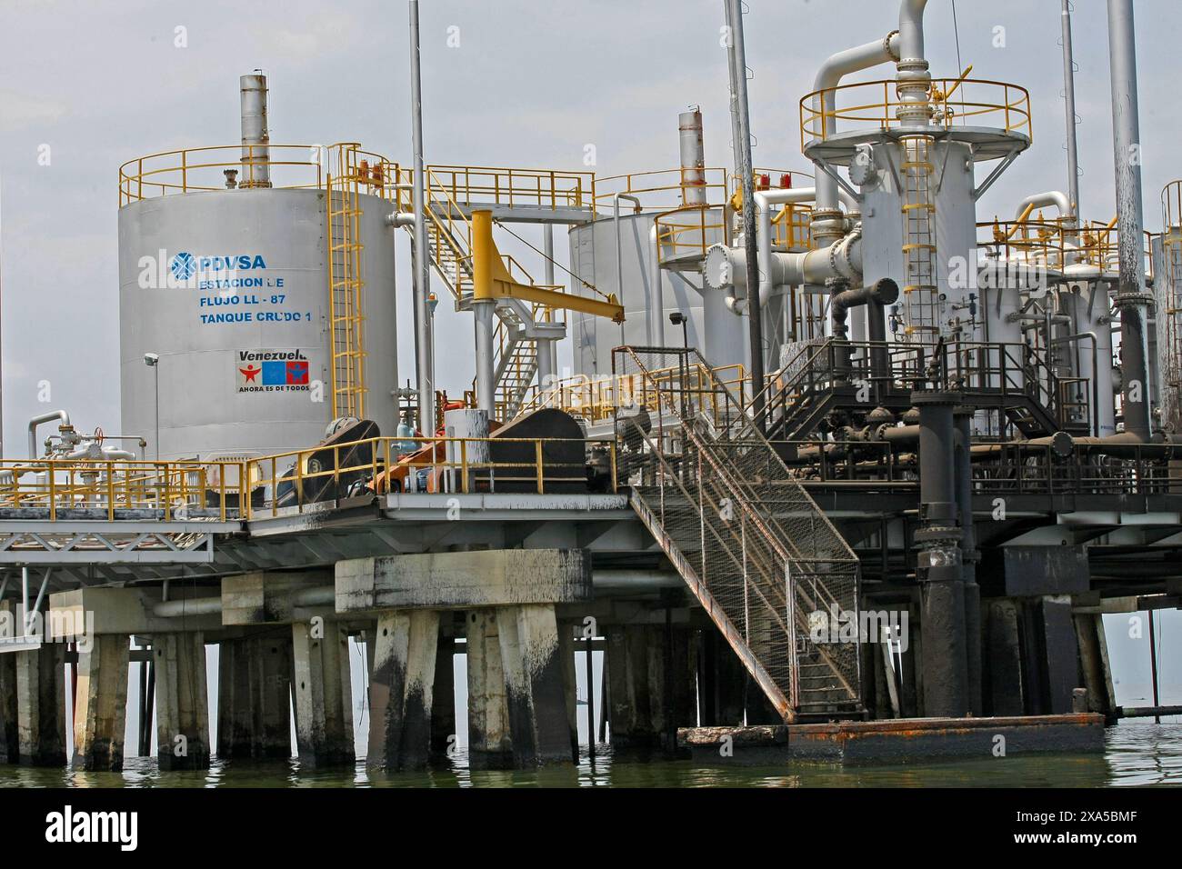 LAGO DI MARACAIBO-VENEZUELA- 20-03-2015- una stazione di flusso di petrolio è vista sul lago di Maracaibo. © JOSE ISAAC BULA URRUTIA. Foto Stock