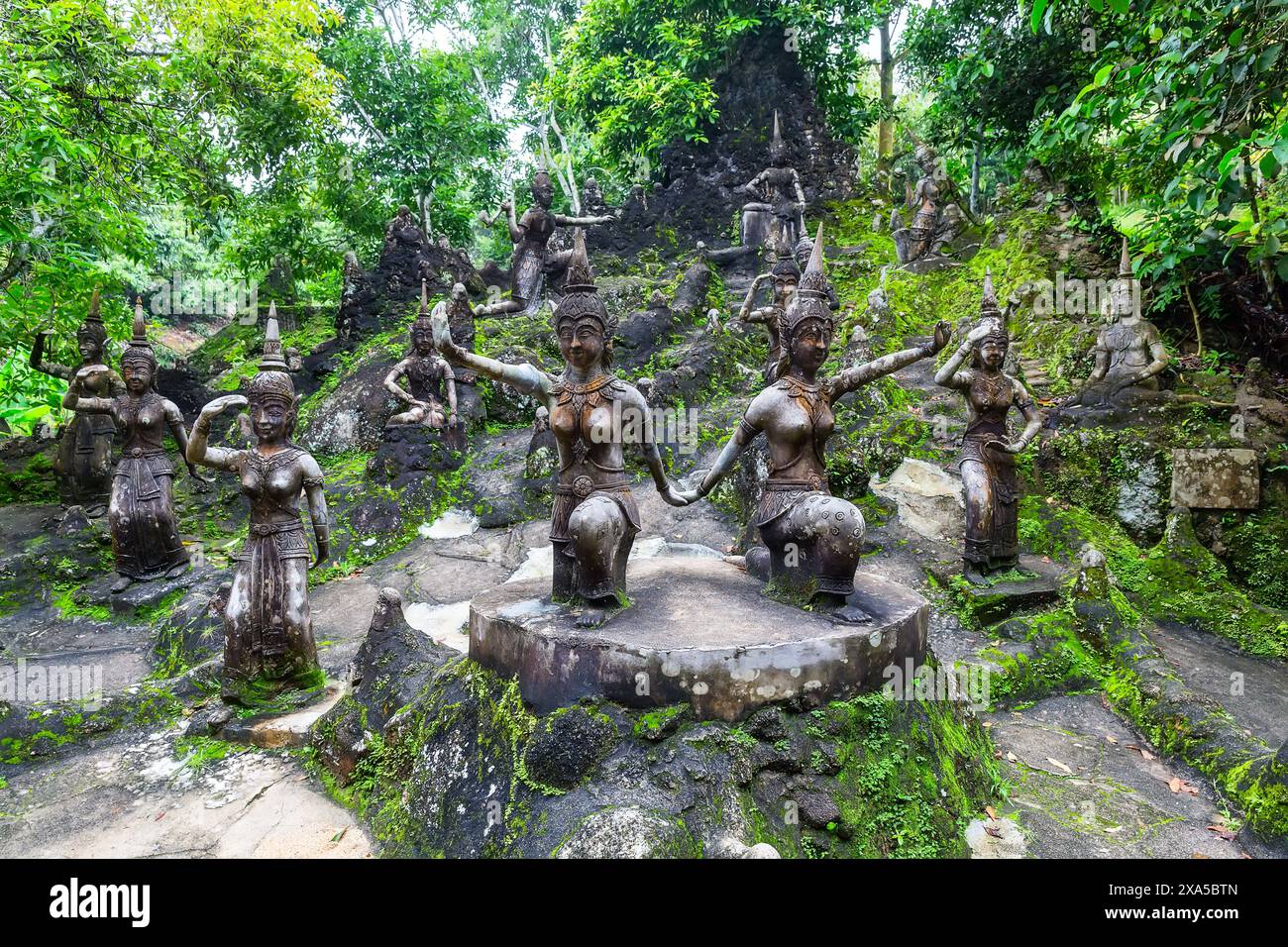 Statue di Buddha nel giardino magico segreto di Koh Samui, Thailandia. Antiche statue in pietra nel Giardino magico segreto del buddismo, Koh Samui, Thailandia. Un posto per Foto Stock