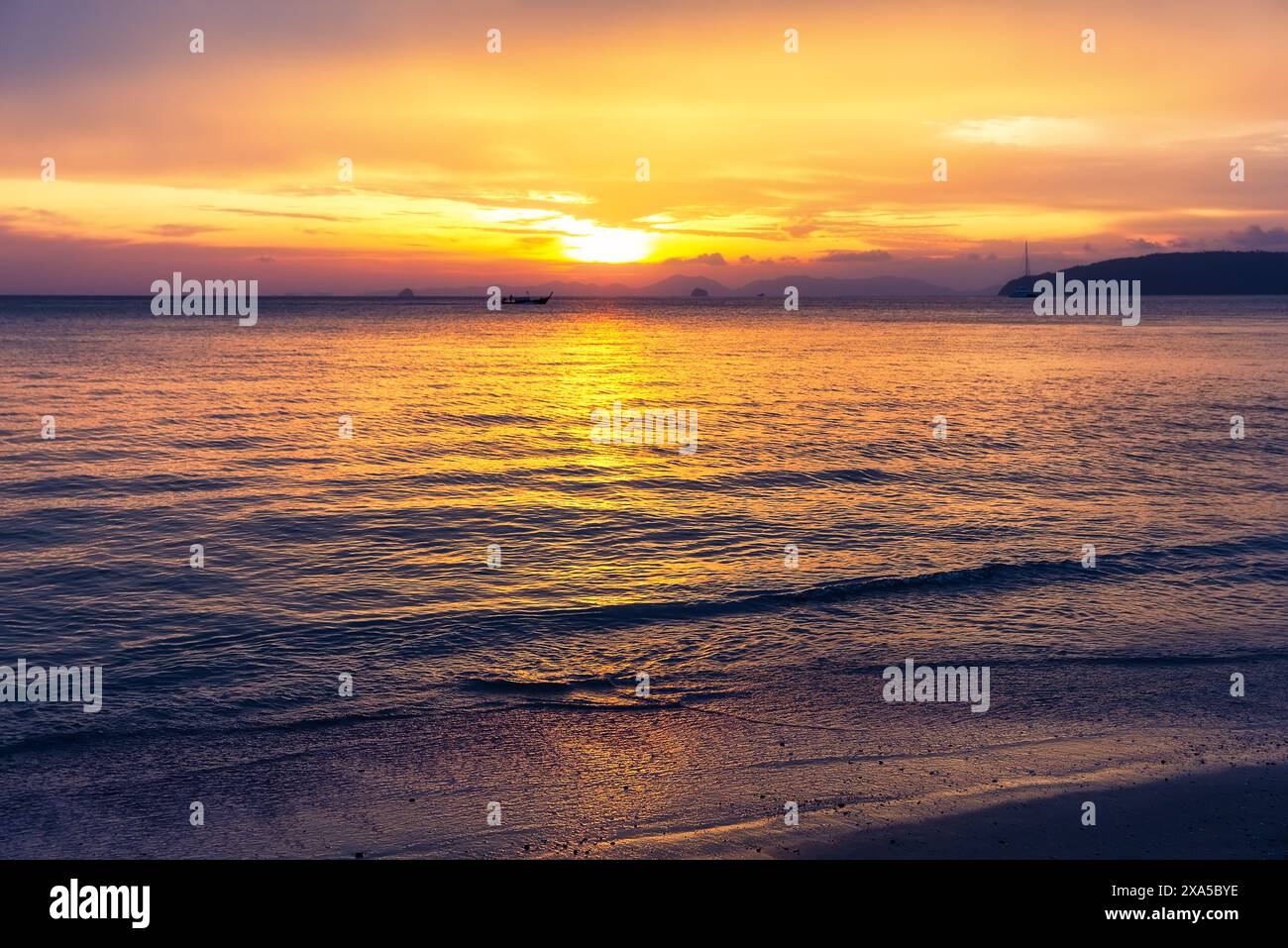 Nuvole e onde incredibili nel cielo del tramonto ad Ao Nang, Thailandia. Splendido sfondo naturale al tramonto. Foto Stock