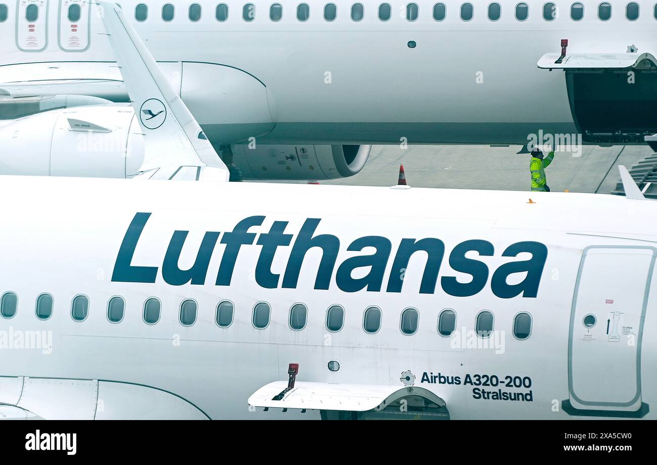 BERLINO - 2 MAGGIO: Primo piano di un aereo con logotipo Lufthansa all'aeroporto di Berlino il 2 maggio. 2024 in Germania Foto Stock