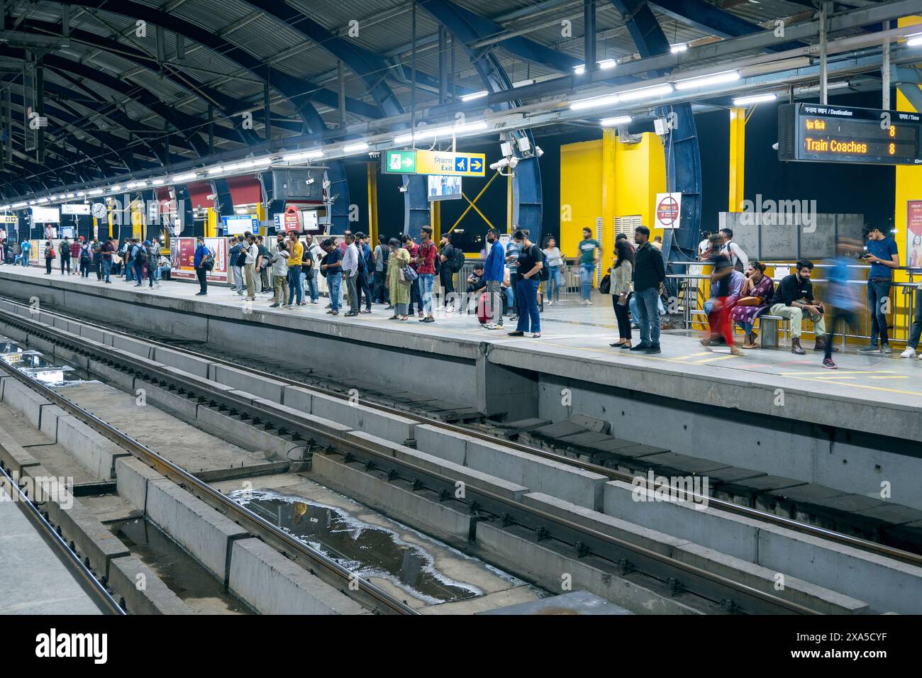 NUOVA DELHI - 17 SETTEMBRE: Persone in attesa del treno sul binario della stazione della metropolitana di nuova Delhi il 17 settembre. 2023 in India Foto Stock
