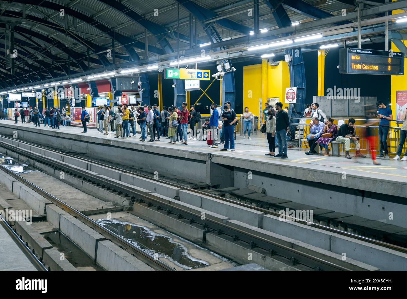 NUOVA DELHI - 17 SETTEMBRE: Persone in attesa del treno sul binario della stazione della metropolitana di nuova Delhi il 17 settembre. 2023 in India Foto Stock