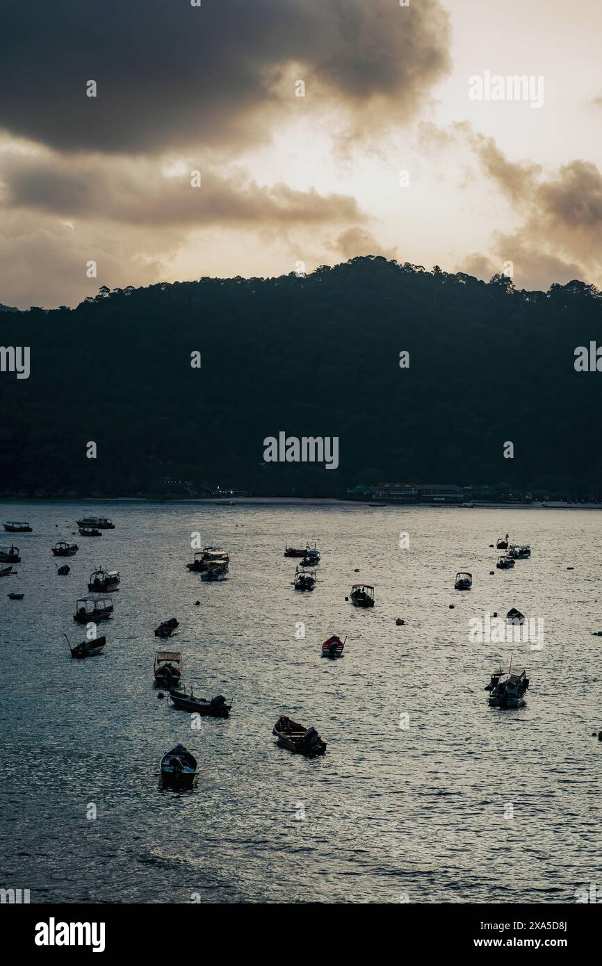 Barche colorate vicino al molo galleggiante dell'isola Perhentian al mattino. Foto Stock