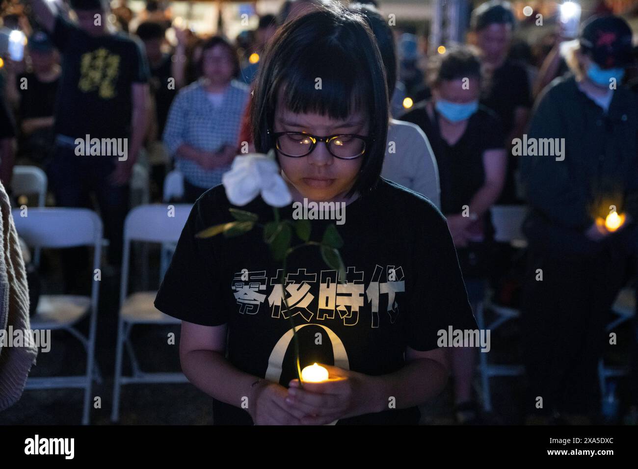 Taipei, Taiwan. 4 giugno 2024. La gente si riunisce per una veglia a lume di candela di Piazza Tiananmen che commemora il 35° anniversario della repressione, nota anche come incidente del 4 giugno, nella Chiang Kai-shek Memorial Hall a Taipei, Taiwan. L'esercito cinese uccise molti manifestanti in piazza Tiananmen e nei dintorni di Pechino che chiedevano una riforma democratica nel 1989. Foto Stock