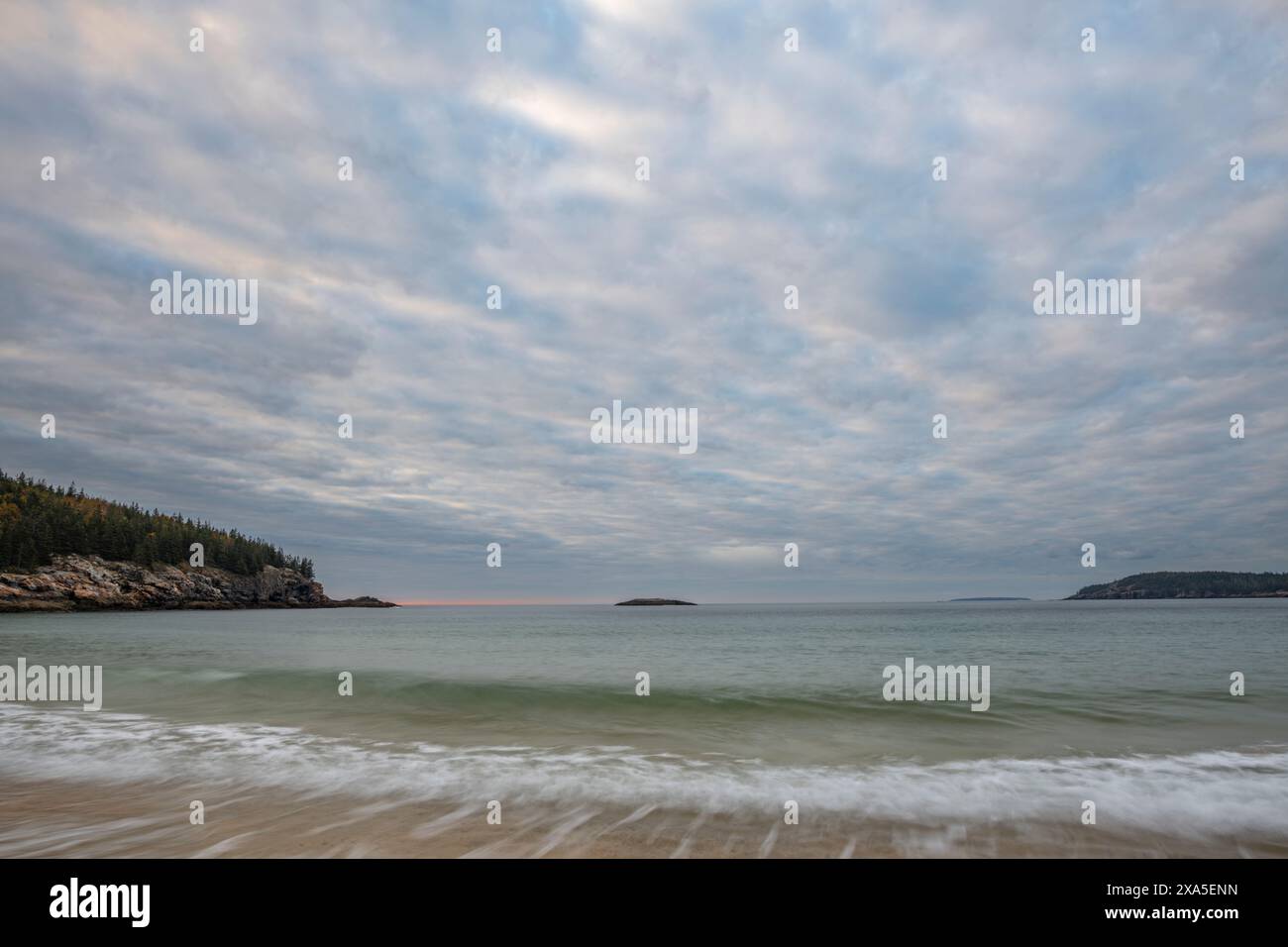 Spiaggia di sabbia all'alba. Ottobre nel Parco Nazionale dell'Acadia, Maine, Stati Uniti. Foto Stock