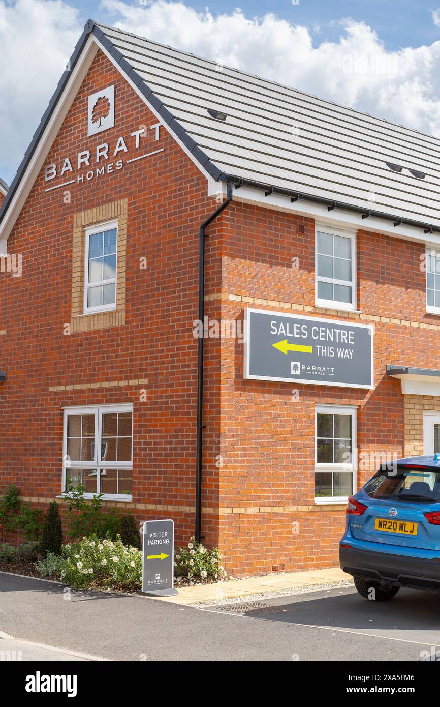 Il centro vendite Barratt Homes firma sul lato di una nuova casa costruita su una nuova proprietà immobiliare. Foto Stock
