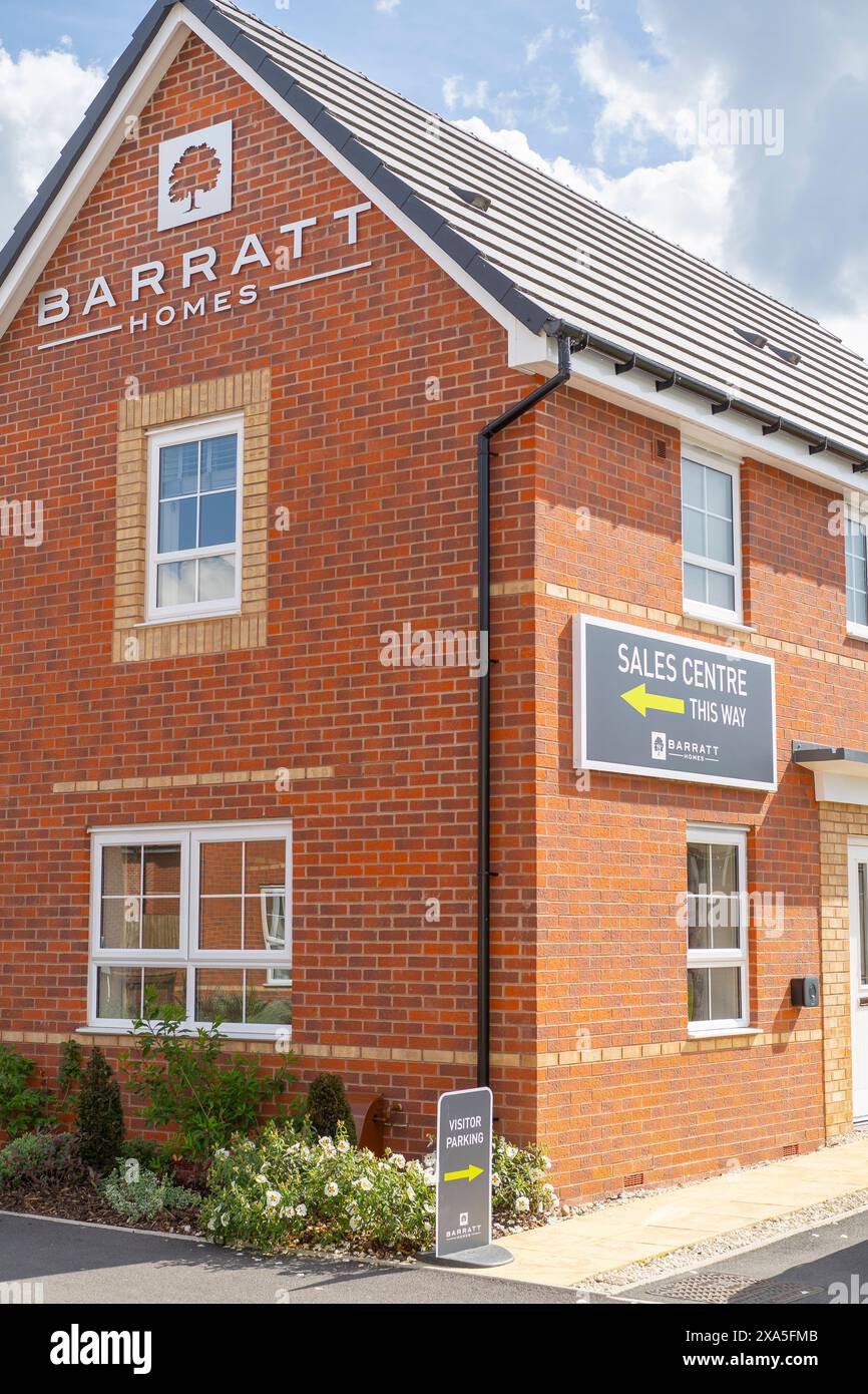 Il centro vendite Barratt Homes firma sul lato di una nuova casa costruita in una nuova proprietà residenziale nelle Midlands. Foto Stock
