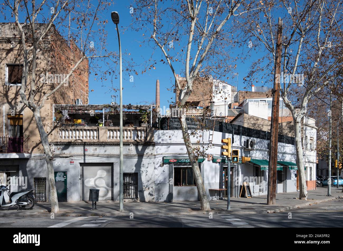 Un angolo del vecchio quartiere operaio e delle fabbriche di Poblenou a Barcellona, via Selva de Mar Foto Stock