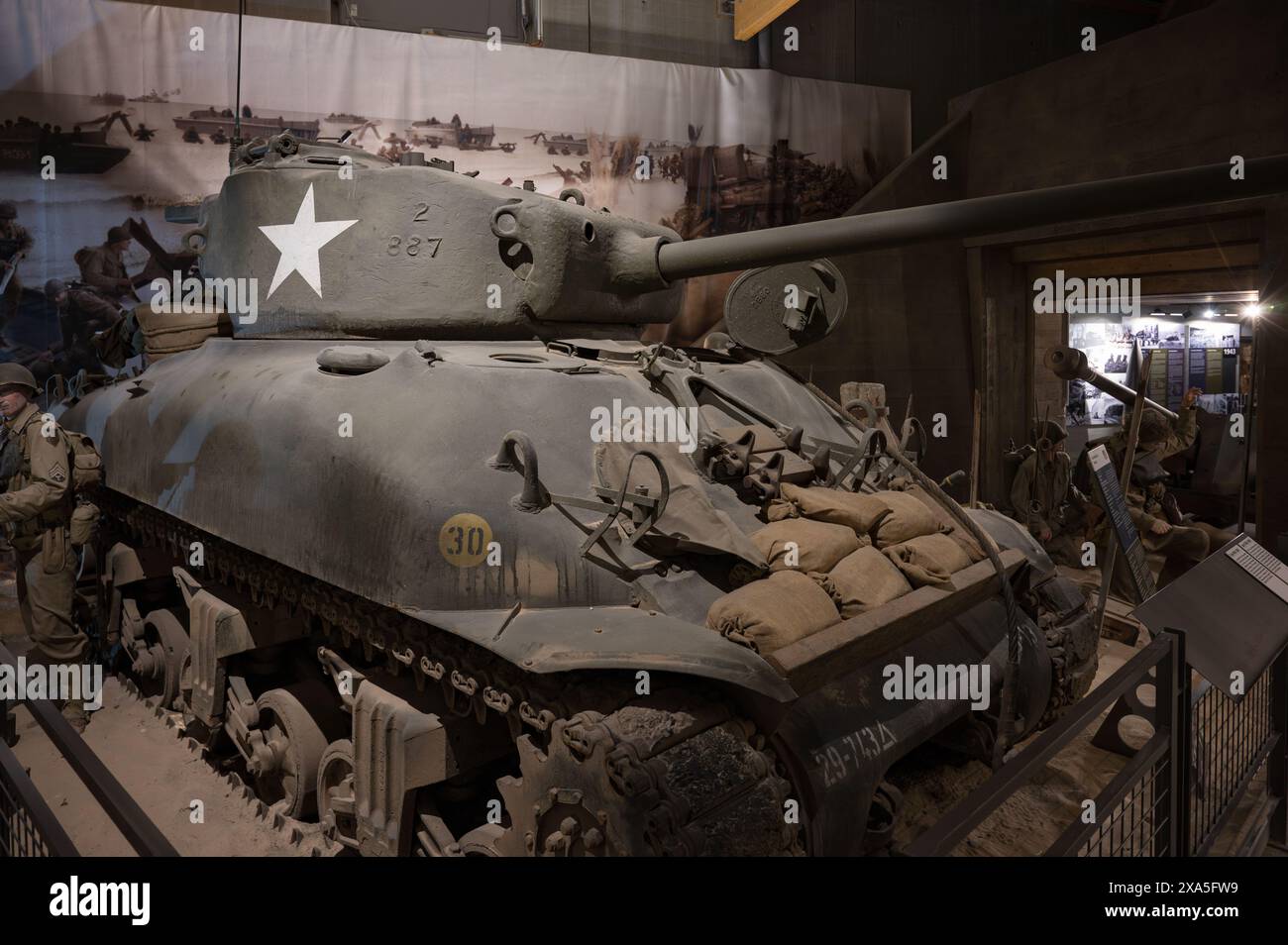 Un americano M4A1 Medium Tank Sherman della seconda guerra mondiale all'interno di un museo in Normandia Foto Stock