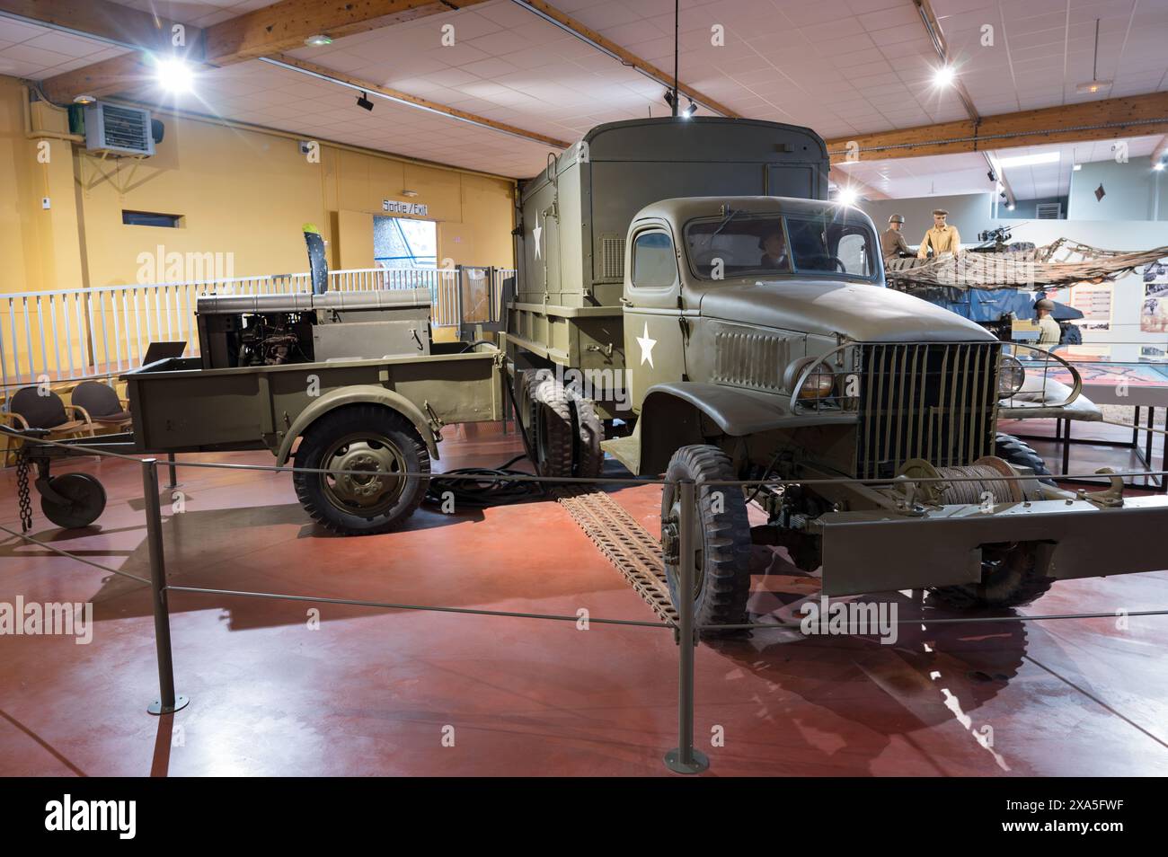 Un carrello militare americano GMC CCKW dotato di un grande verricello Foto Stock