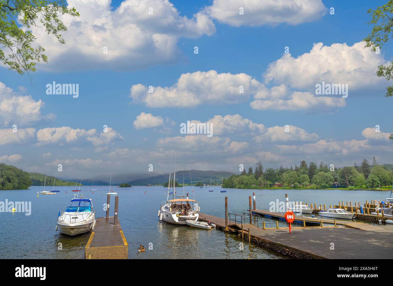 Vista del lago Windermere da Bowness-on-Windermere, Lake District, Cumbria, Regno Unito Foto Stock