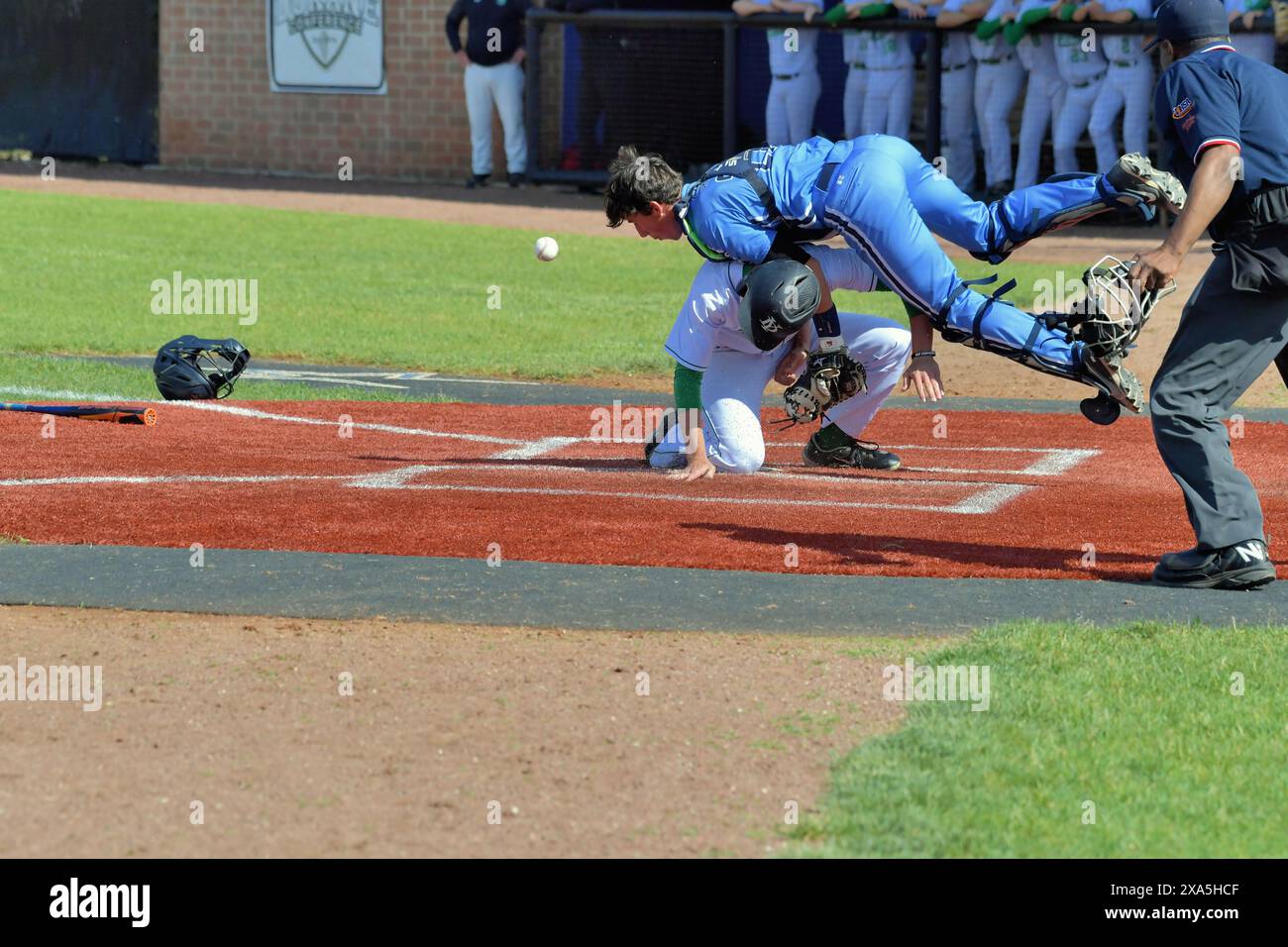 Illinois, Stati Uniti. Il corridore del baserunner entra in contatto con il ricevitore e solleva la palla mentre tira fuori la palla mentre segna una corsa.sul gioco. Foto Stock