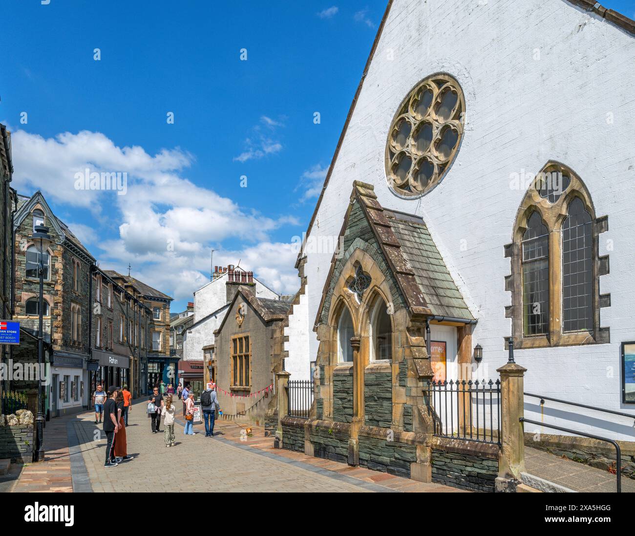 Churcdh e negozi su Lake Road, Keswick, Lake District, Cumbria, Regno Unito Foto Stock