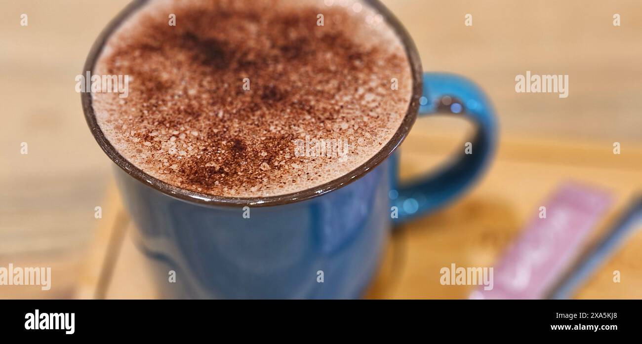 Una bevanda ricoperta di cioccolato su un tavolo Foto Stock