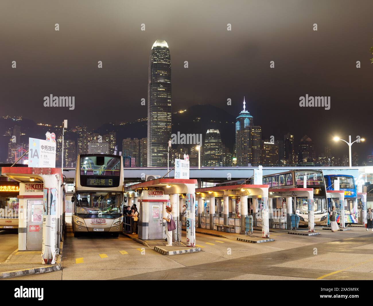 Vista della stazione degli autobus al traghetto Star Ferry Terminal a 'Tsim Sha Tsui di Kowloon Hong Kong di notte Foto Stock