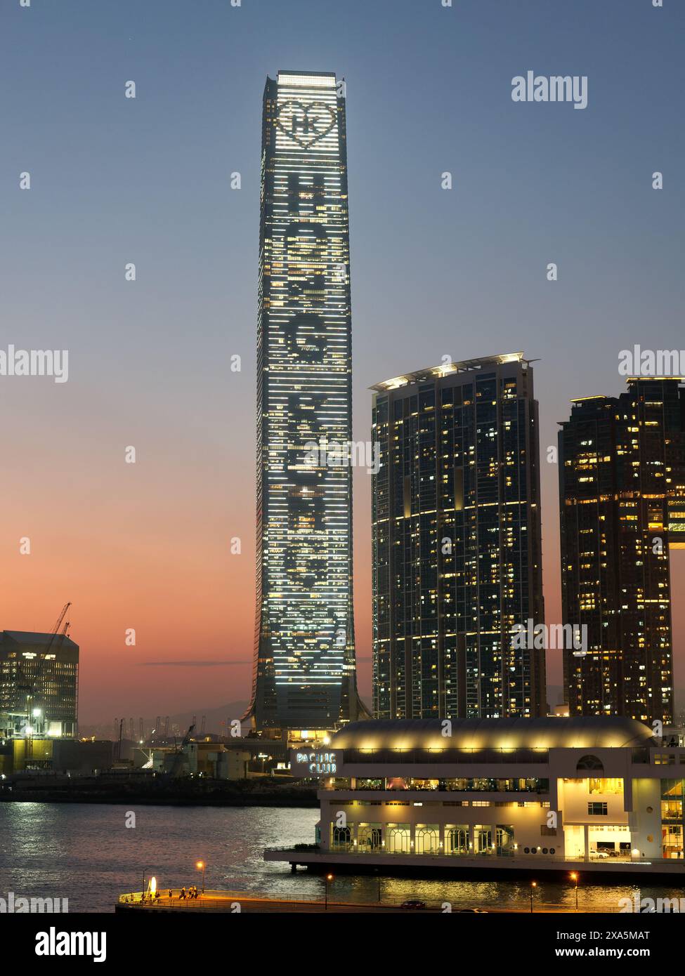 Vista del tramonto dietro l'International Commerce Centre, l'edificio più alto di Hong Kong. Foto Stock