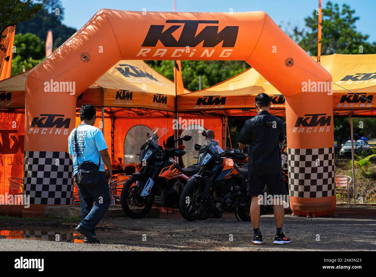 Ingresso in mongolfiera KTM con tende e motociclette in vendita. Foto Stock